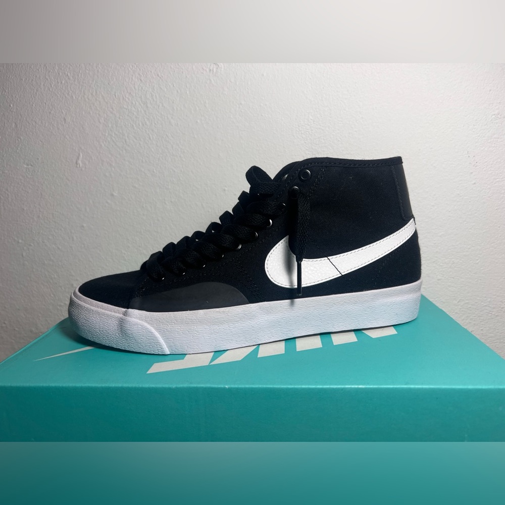 NEW!! Nike SB Blazer Court Mid